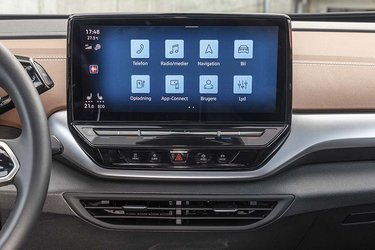 Det er den nyeste generation af styresystemet, der følger med VW ID.5. Nu synes børnesygdommene at være elimineret. Der er danske menuer og indbygget navigationsanlæg foruden trådløs Apple CarPlay og Android Auto.