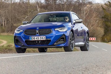 Køreglæden er i top i BMW M240i. Den fås kun med firehjulstræk, men det er ikke noget man mærker til på tør asfalt, og heldigvis føles den stadig adræt og ikke understyrende som nogle firehjulstrukne modeller. 