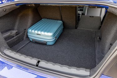 Du kan lægge ryglænet ned på bagsæderne og få et større bagagerum. Men den lille åbning til bagagerummet gør 2-serien til en lidt upraktisk bil. 