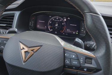 Man kan vælge flere forskellige visninger på det digitale display foran rattet. Her er det indstillet med en tydelig visning af hastigheden i midten.