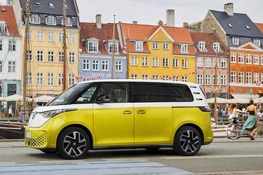 Den internationale præsentation af VW ID. Buzz foregik i København ikke langt fra Nyhavn. Her passer bilens pangfarver flot til de berømte huse langs kanalen.