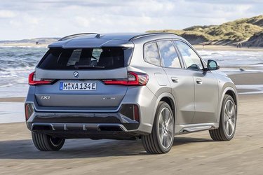 BMW har lanceret X1 med benzinmotor, som plugin-hybrid og som elbil. Benzinudgaven lanceres i oktober, mens de to opladelige udgaver først introduceres til november.  