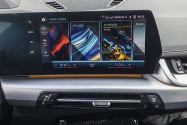 På trykskærmen kan du bl.a. vælge mellem forskellige indstillinger af bilens lyde. De er udviklet af den legendariske filmmusikskaber Hans Zimmer og veksler fra afslappende, over anmassende (Sport) til de nærmest syrede lyde i Expressive-indstillingen. 