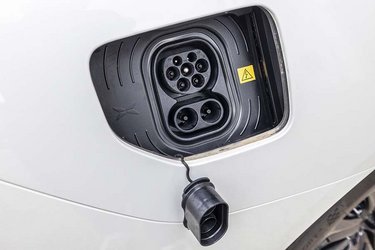 Ladestikket glider elektrisk op, når man trykker på nøglen eller på skærmen i bilen. Hjemme lader man med tre faser og 11 kW, og på farten er ladehastigheden endnu maksimalt 90 kW, men den lover Xpeng bliver bedre, når bilerne når Danmark næste år.