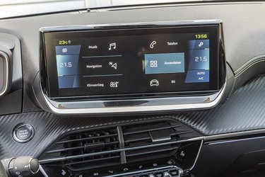 Basis-trykskærmen er på 7", men i GT-modellen er skærmen på 10". Uanset skærmstørrelse er der Apple CarPlay og Android Auto, der dog ikke fungerer trådløst, men skal forbindes med kabel.
