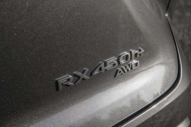 Lexus RX kommer til Danmark i to udgaver. Dels som denne plugin-hybrid – 450h+ – dels som en mere sportslig hybridbil kaldet 500h.