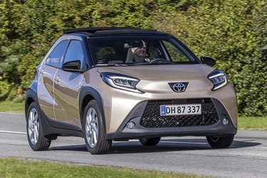 Toyota Aygo X er en mikrobil med SUV-tilbøjeligheder. Den er høj og smart at se på, og så fås den – ret unikt – med et stof-foldetag.