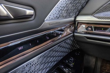 BMW i7 fås med et Bowers & Wilkins-lydanlæg med 30 højttalere. Det leverer et imponerende lydbillede overalt i bilen.
