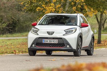 Toyota Aygo X er mikrobilernes svar på en SUV. Den koster fra 130.000 kr., men er her testet i den mest oplagte version til 150.000 kr.