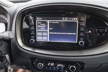 Den indbyggede skærm har danske menuer og Apple CarPlay og Android Auto, der dog skal tilkobles via kabel. Til højre er der kontrollamper for varme i sædet.