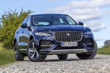 Jaguar F-Pace fås nu i en udgave med plugin-hybridteknik, og så kan den køre på både el og benzin. Den delvist grønne teknik gør det muligt at spare op til 200.000 kr. i forhold til udgaven, der udelukkende kører på benzin.