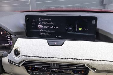Skærmen i midten har danske menuer og styres fra den store drejeknap mellem sæderne, når bilen kører, men er en trykskærm, når bilen holder stille.