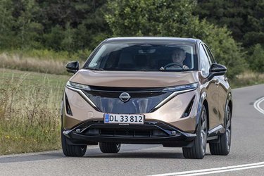 Nissan Ariya er en elbil, og den fås med to størrelser af batterier. Denne gang har vi her testet udgaven med det store batteri på 87 kWh, og så er rækkevidden klart bedre, end det vi tidligere har oplevet i udgaven med det lille batteri.