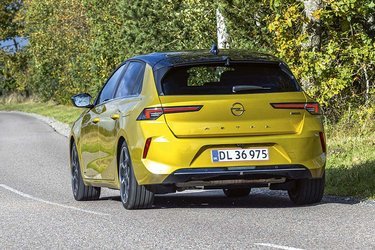 Der står ASTRA med store bogstaver på bagklappen på den nye generation af den populære tyske familiebil.