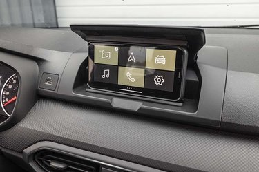 Der er ingen skærm i bilen, men man opkoble sin mobil, så den kan vise en del detaljer om bilen via en særlig Dacia-app, man kan downloade til sin smartphone.