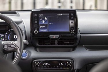 Trykskærmen er på 8" og stammer fra Toyota. Der er kablet forbindelse til Apple CarPlay og Android Auto, og i modsætning til Mazdas øvrige modeller virker trykskærmen under kørslen. 