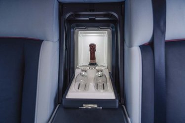 Champagnekøler med ægte Rolls-Royce-krystalglas er ekstraudstyr, og det hele er placeret bag midterarmlænet ved bagsædet.
