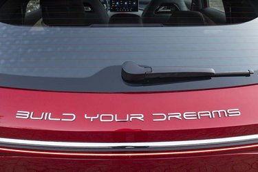 Bagpå står mærket skrevet helt ud. BYD er forkortelsen for Build Your Dreams, og derfor skal navnet udtales bogstav for bogstav B-Y-D ligesom BMW.