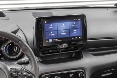 Der er en fin trykskærm, der er højt placeret i midterkonsollen. Her er også mulighed for at bruge Android Auto og Apple CarPlay. 