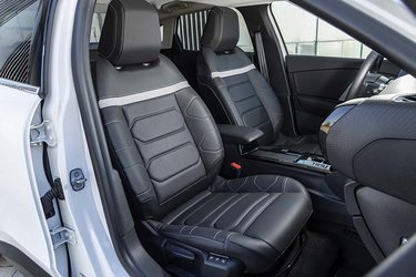 I topmodellen er sæderne til dels beklædt med imiteret ruskind og – mindst lige så vigtigt – med en mere tyk og komfortabel polstring som del af Citroën Advanced Comfort. 