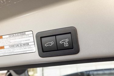 Elbagklappen har to knapper. Enten kan du vælge blot at lukke selve bagklappen, eller også kan du få den til efterfølgende at låse bilen. Det sidste er smart, hvis man er på vej fra bagenden og væk fra bilen. 