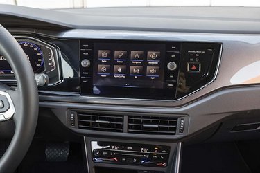 Trykskærmen har trådløs Apple CarPlay/Android Auto. Men vi er også glade for de permanente knapper til funktioner ude i siden og de fysiske drejeknapper, bl.a. til styring af volumen. 
