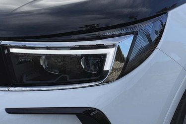 Opel har været langt fremme med at udbrede adaptive forlygter. De kalder det Pixel matrix, og det er generelt en fordel, fordi du altid kan køre med langt lys uden at genere modkørende. 