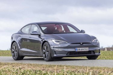 Tesla har givet Model S endnu et facelift. Modellen kom til Danmark i 2013, og her 10 år efter lanceres den uhørt hurtige Plaid-version. 