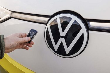 VW prøver ikke at skjule, hvem der står bag ID. Buzz. Et kæmpe stort logo er et markant element på fronten.