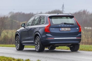 Volvo XC90 er kommet i en opdateret udgave med plugin-hybrid-teknik og et større batteri. Prisen begynder lige under en mio. kroner.