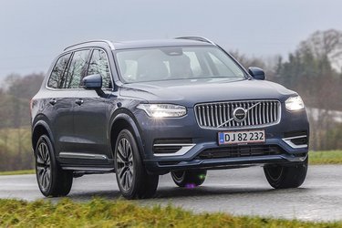 På trods af en alder på snart ni år ser Volvo XC90 stadig frisk ud med et typisk Volvo-look omkring kølerhjelmen.