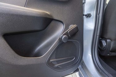 I Opel Corsa skal man manuelt rulle ruderne op i bagdørene.