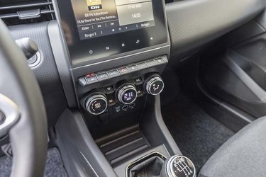 Under skærmen i Clio findes knapper til bl.a. sædevarmen, og længst nede er betjeningen af klimaanlægget, der er en del af en Komfort-pakke.