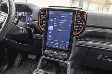 Skærmens opretstående placering er blevet en typisk Ford-egenskab, og den store skærm giver fin plads til en separat del nederst, hvorfra klimaanlægget styres. Alle menuer er på dansk, og der er trådløs Apple CarPlay og Android Auto.