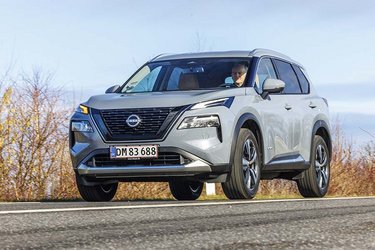 Nissan X-Trail deler megen teknik med den populære Nissan Qashqai, men X-Trail er noget længere og byder på tre sæderækker med plads til i alt syv personer.