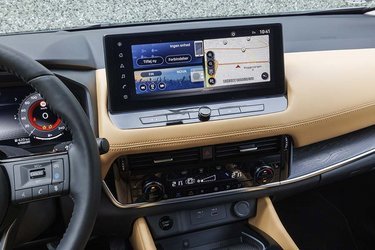 Skærmen i midten er skarp, og alle menuer er på dansk. Der er bl.a. trådløs Apple CarPlay. Fra knapperne til højre på rattet styres den adaptive fartpilot, Nissan kalder Propilot.