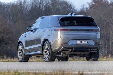 Range Rover Sport er nyeste model fra det luksuriøse, britiske bilmærke. Modellen fås som plugin-hybrid til priser fra 1,3 mio. kr.