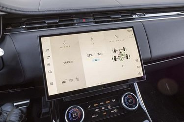 Fra den store skærm i midten kan man få overblik over bilens mange funktioner inklusive firehjulstrækkets funktion. Alle menuer er på danske, og skærmen kan vise flere vinduer samtidigt.