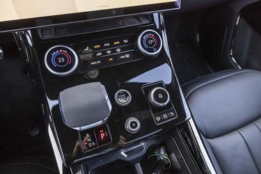Til højre for gearvælgeren er start/stop-knappen og længere til højre kan man fra en drejeknap vælge mellem flere køreprogrammer.