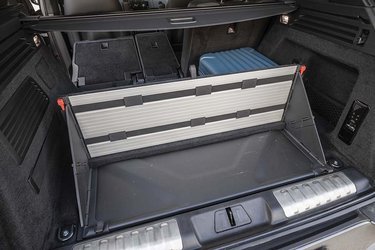 I bagagerummet kan en smart poseholder foldes ud, så man kan have styr på indkøbene.