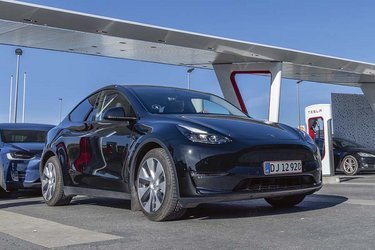 Køber man en Tesla, får man samtidig adgang til Teslas store ladenetværk i både Danmark og udlandet.