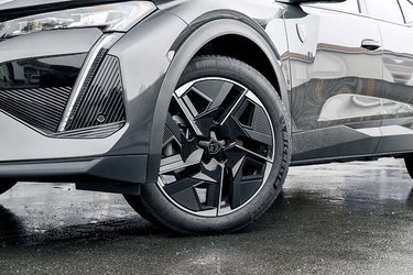 Peugeot 408 GT kommer standard med disse 19-tommer hjul med dæk i størrelsen 205/55 R19.