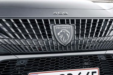 Det nye Peugeot-logo er at finde både på forskærmen og på fronten af denne GT-udgave af 408’eren.