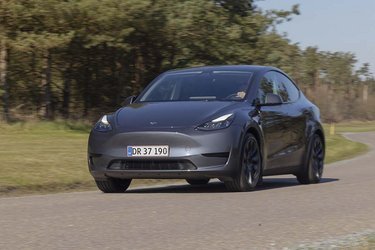 Tesla Model Y er i øjeblikket den mest populære bilmodel i Danmark. Her har vi testet den billigste udgave med baghjulstræk til en pris på 375.000 kr.