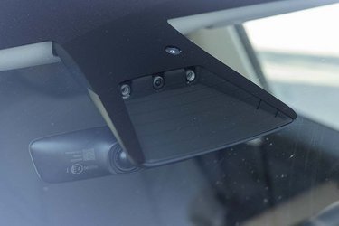 Kameraet i forruden styrer nu de fleste af bilens funktioner og har blandt andet overtaget den opgave, p-sensorerne hidtil har haft. Det er der desværre ikke kommet noget godt ud af, for bilen har svært ved at bedømme afstanden til forhindringer foran bilen.