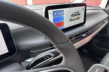 Tesla-ejere vil nikke genkendende til gearstangens placering, og som i en Tesla aktiverer man både fartpilot og vognbaneassistenten ved at skubbe den nedad.