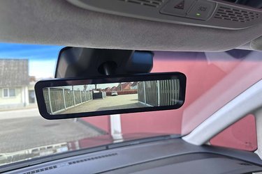 Bakspejlet er en billedskærm, der viser billedet fra et kamera bag på bilen. Smart, hvis der sidder mange høje passagerer bagved.