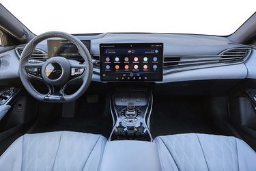 BYD Seal er en sedan i stil med Tesla Model 3. Den byder dog på en mere traditionel kabine med flere skærme, headup-display, og meget lækre materialer overalt.
