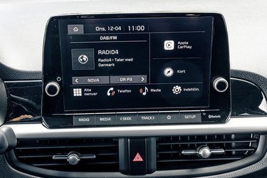 Trykskærmen er på 8" og har trådløs Android Auto og Apple CarPlay. Der er både fysisk volumenknap og direkte knapper til de mest brugte funktioner, og det gør infotainmentsystemet let at bruge.