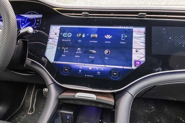 Midterskærmen indeholder en lang række apps, der på dansk gør det lettere at betjene bilen. Man kan også tale dansk til bilen, og selvom den forstår meget, er den ikke helt så god som de biler, der benytter Google som styresystem.